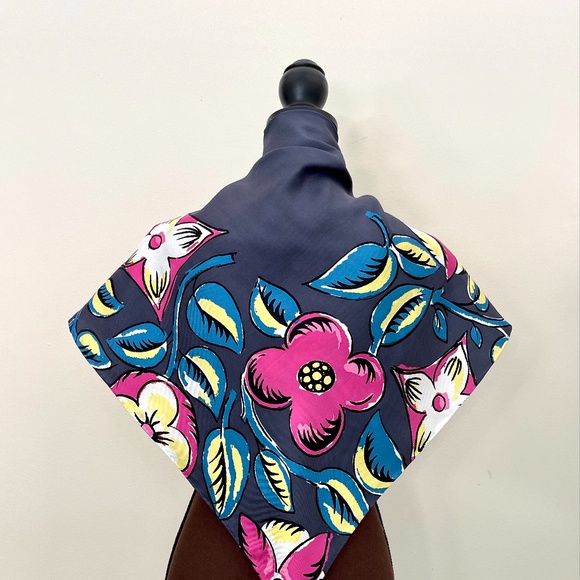 Authentic Louis Vuitton Scarf Monogram Flowers Arty Gray Pink Silk Wrap - Picture 8 of 16